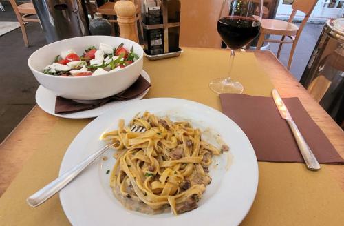 Fettucine ai funghi e salade